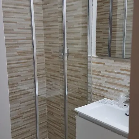 Queen Elizabeth - 3*