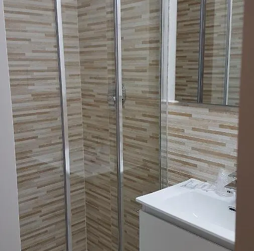 Queen Elizabeth - 3*